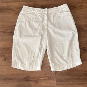Woman's White Tail Activewear Bermuda Golf Short. Size 8